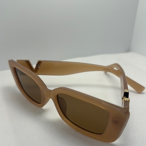 Chic Retro Rectangle Sunglasses - Light Brown with Gold V   UV 400 protection main image 5